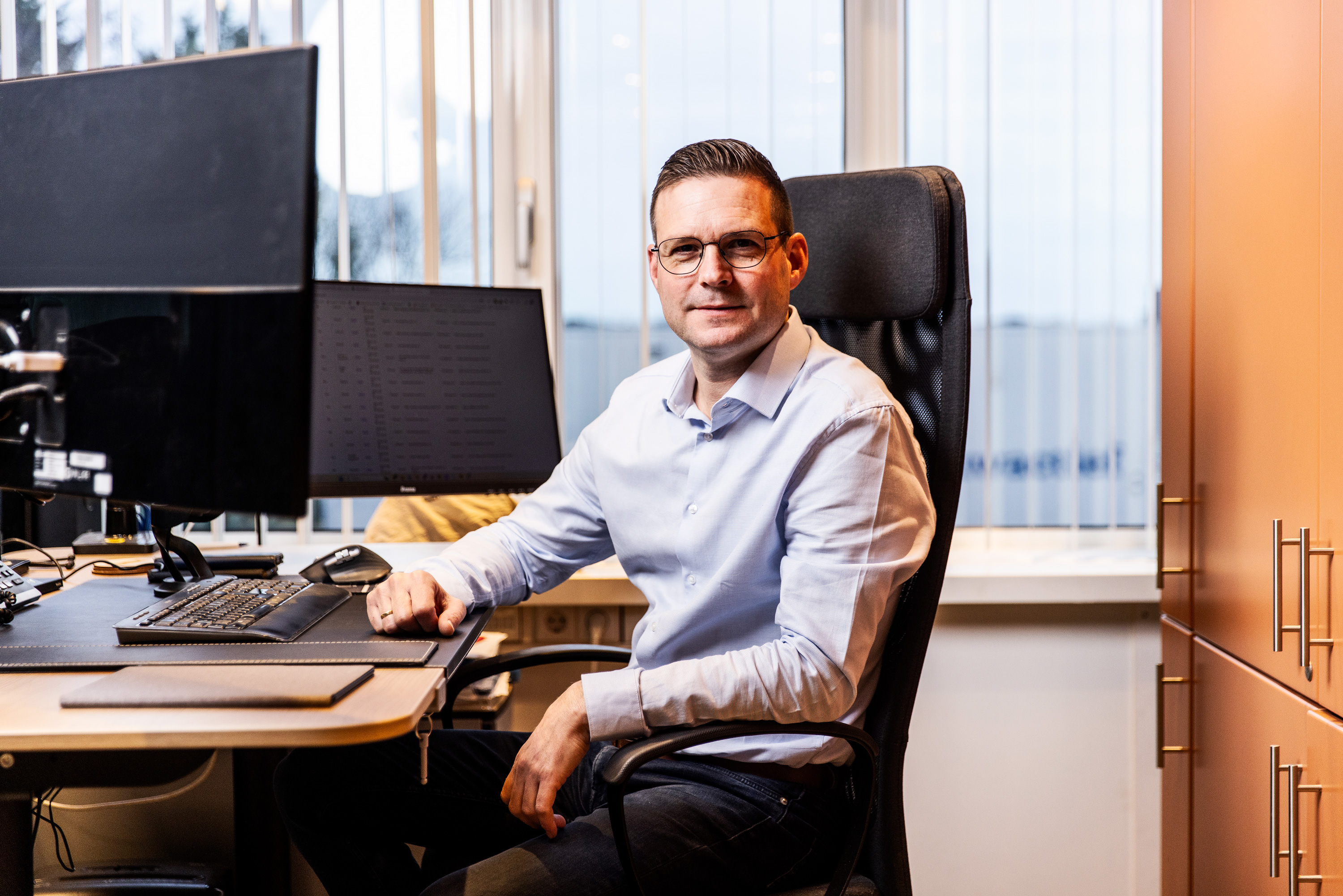 Martin Vellinga aan zijn bureau